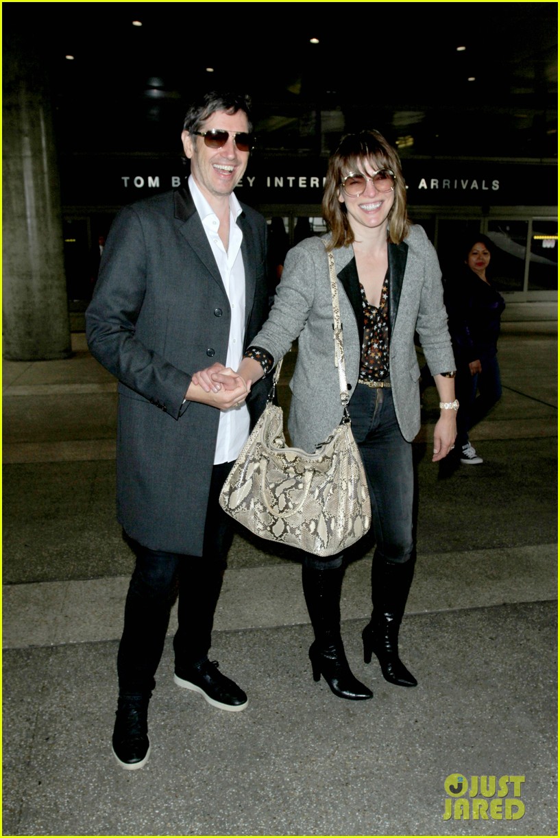 milla jovovich and paul ws anderson strike a silly pose at the airport2 10