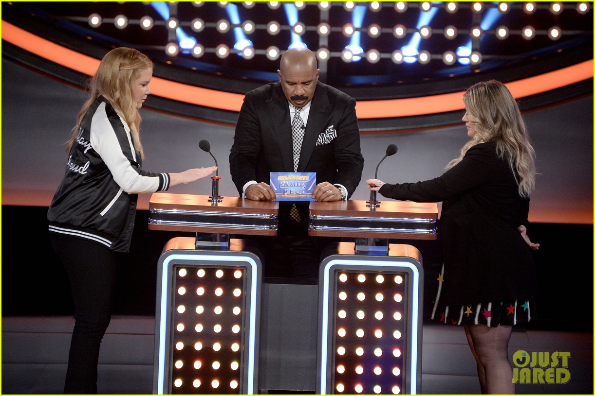 kelly clarkson amy schumers face off on celebrity family feud 103913573