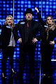 kelly clarkson amy schumers face off on celebrity family feud 04
