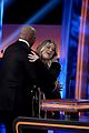 kelly clarkson amy schumers face off on celebrity family feud 06