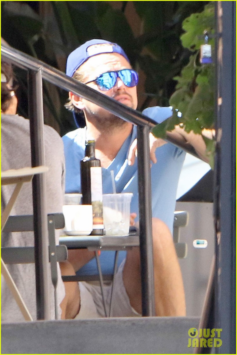 leonardo dicaprio grabs lunch with friends in beverly hills033921757