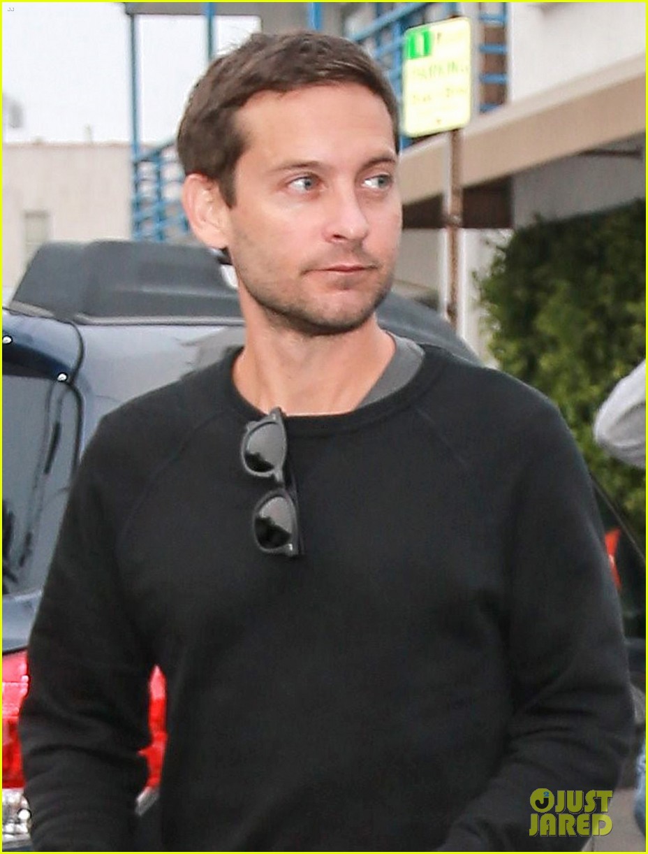 tobey maguire steps out after catching up with leonardo dicaprio and orlando bloom 023915962