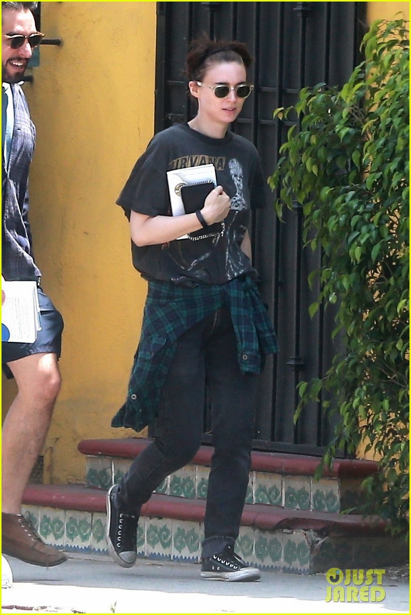rooney mara steps out after saving cimpanzees in liberia 033909872