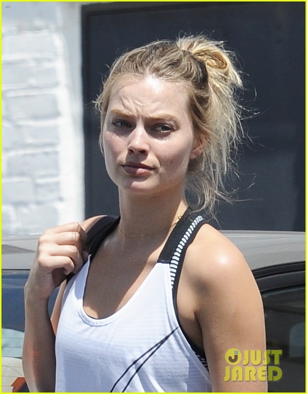 Margot Robbie Goes Makeup Free For A