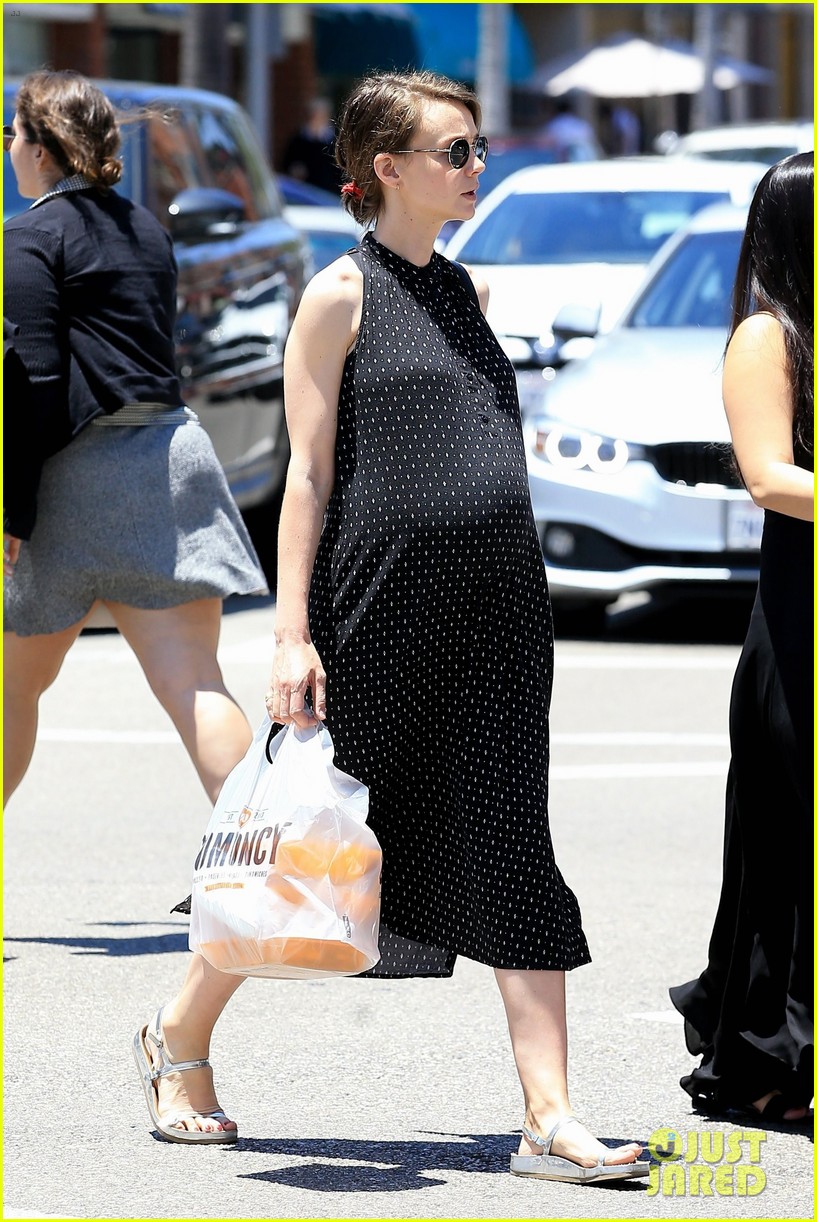 pregnant carey mulligan lunches baby bump 09