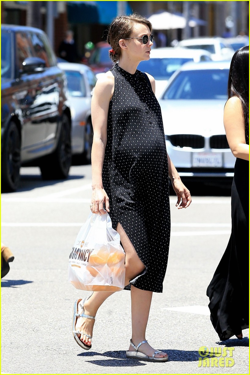 pregnant carey mulligan lunches baby bump 223917103