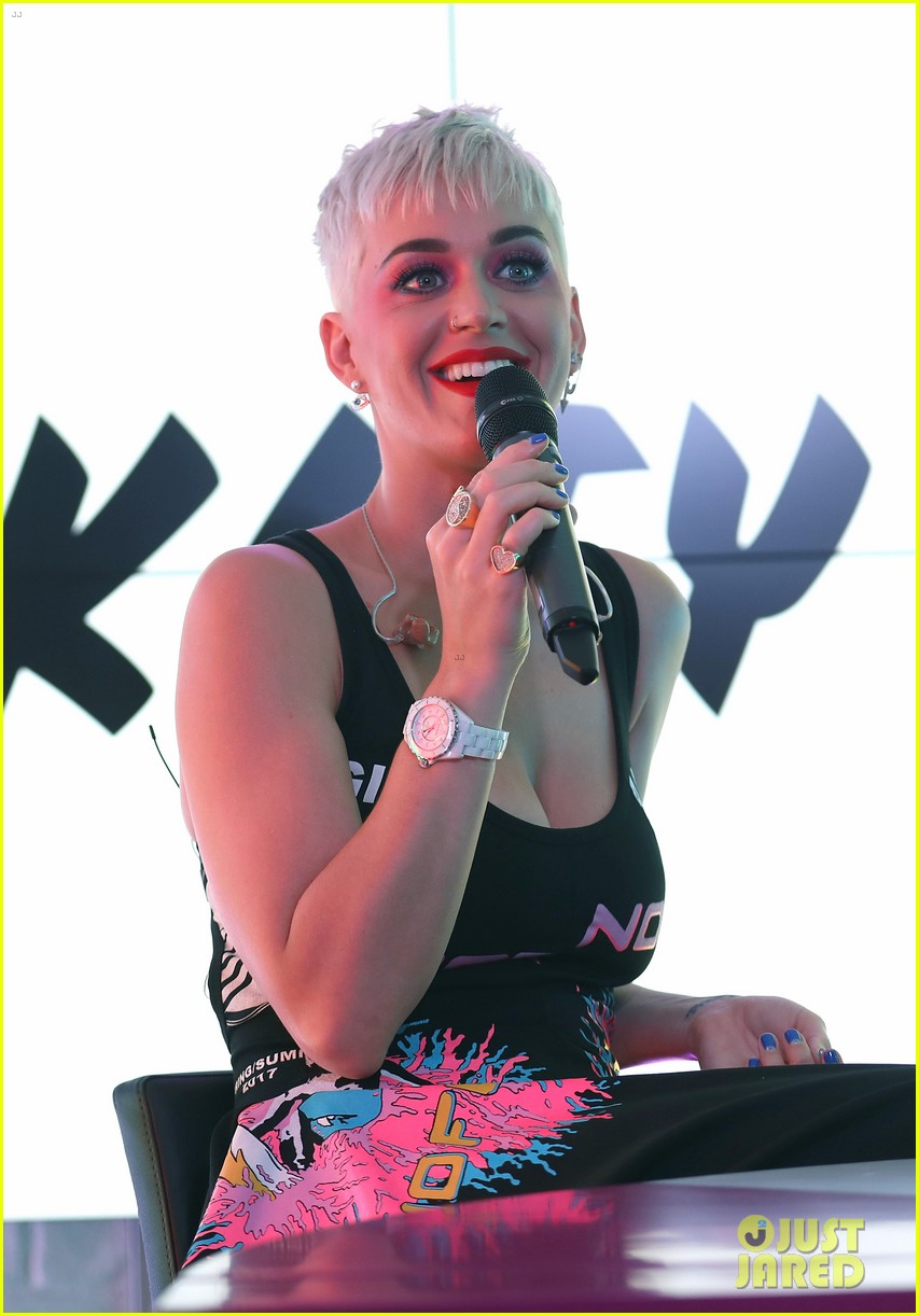 katy perry gives her fans behind the scenes look at manchester benefit 04