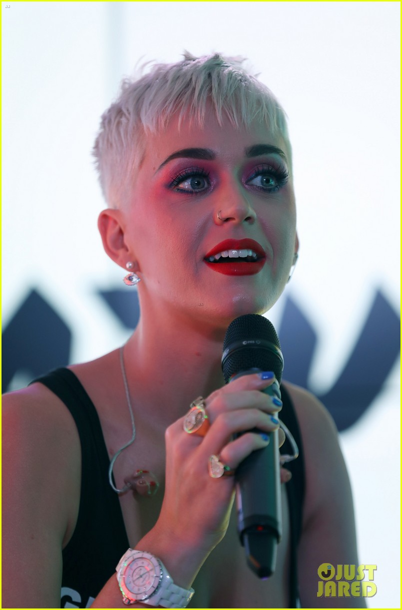 katy perry gives her fans behind the scenes look at manchester benefit 243918691
