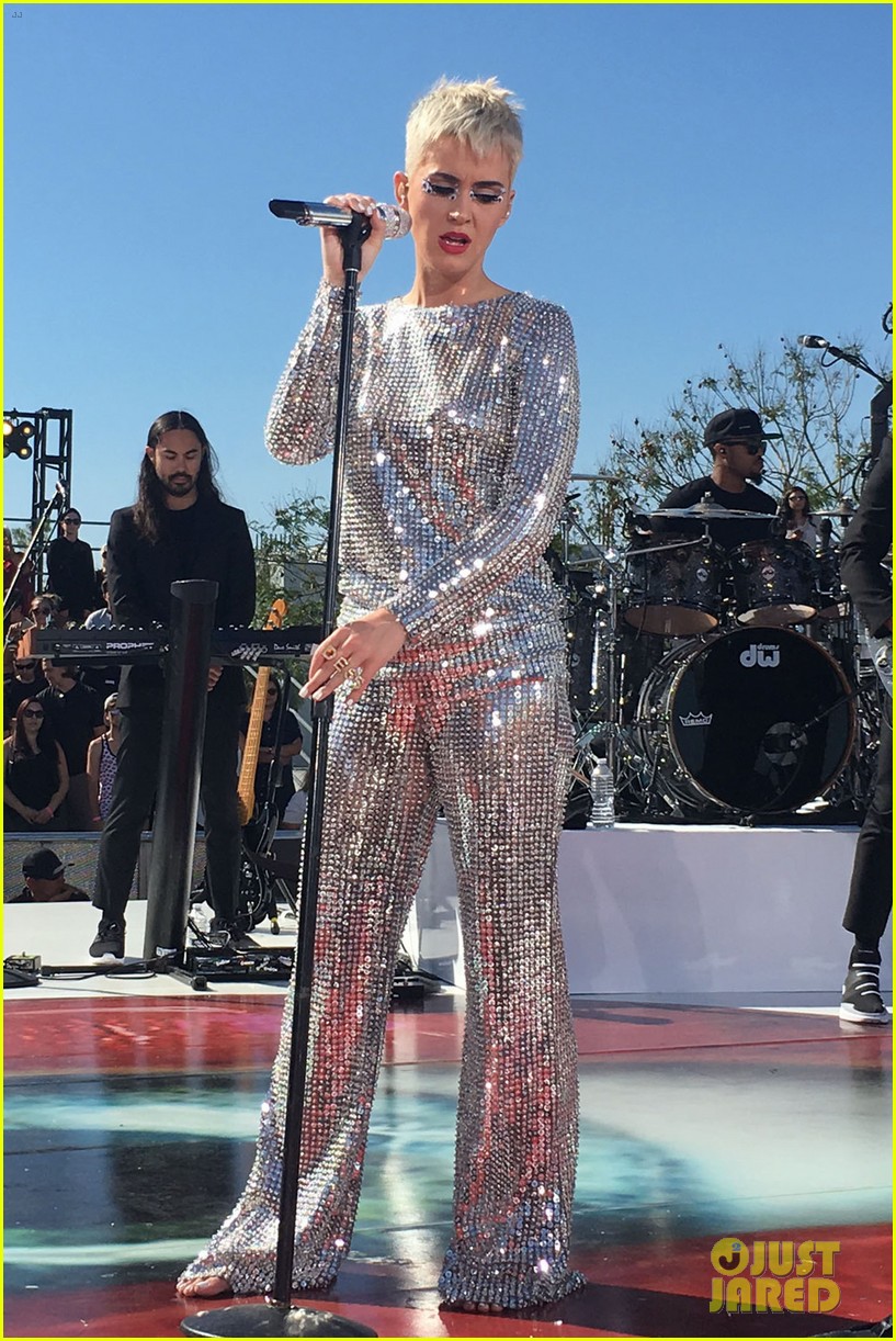 katy perry wraps up live stream with dazzling la concert 01