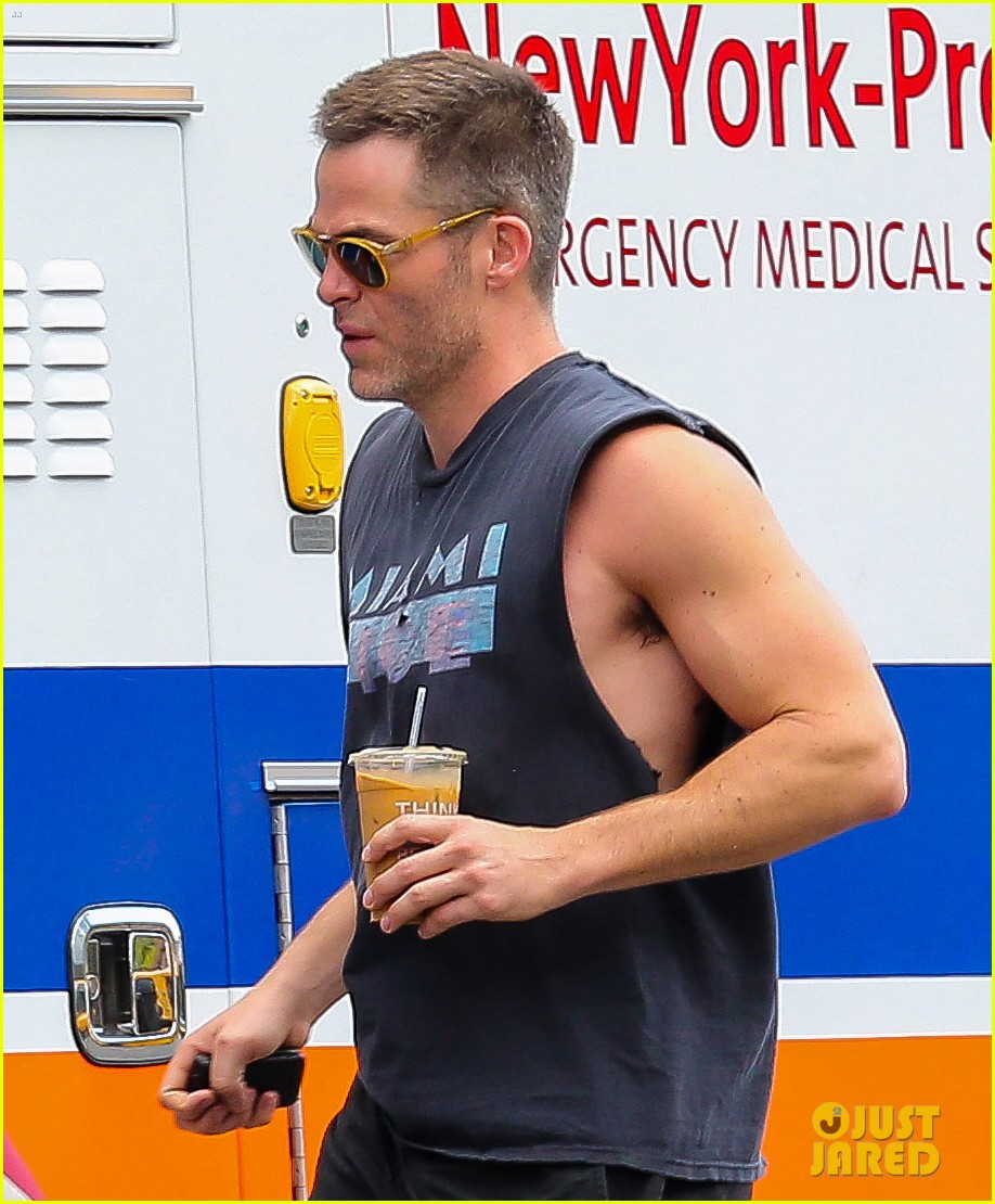 chris pine puts his steve trevor musces on display in nyc 123907791