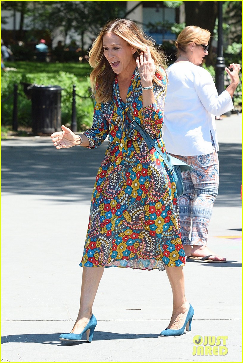 Sarah Jessica Parker Shows Off Her Hacky Sack Skills on Set: Photo 3912006  | Sarah Jessica Parker Photos | Just Jared: Entertainment News, image size:817x1222