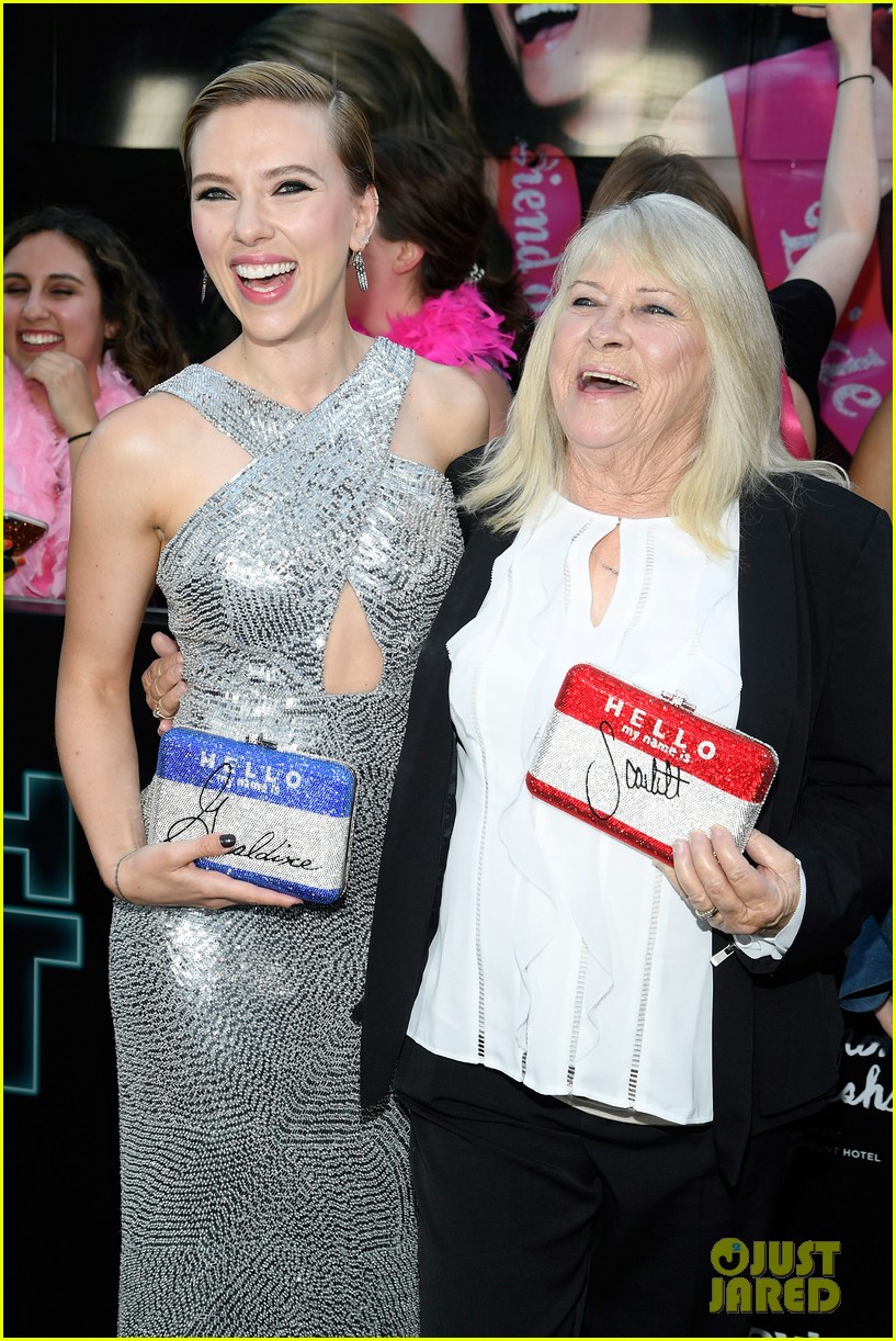 Scarlett Johansson Brings Lookalike Grandma to 'Rough Night' Premiere(01)