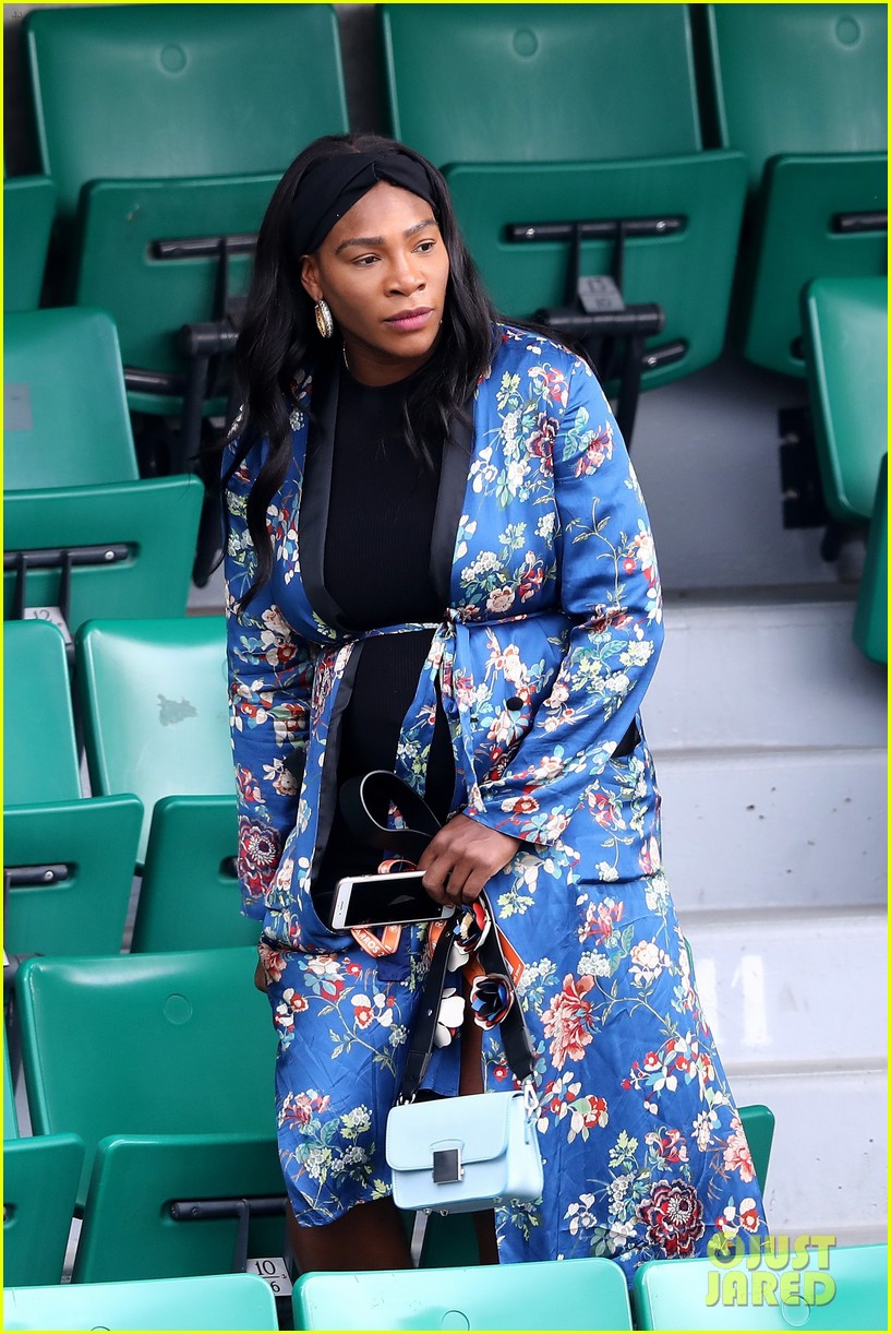 serena williams accentuates her baby bump at french open 01