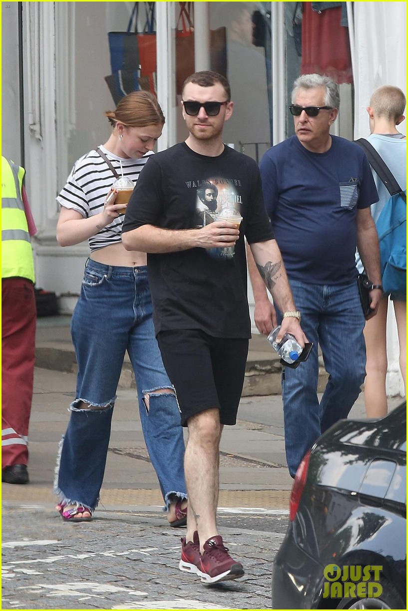 sam smith grabs coffee in london053916626