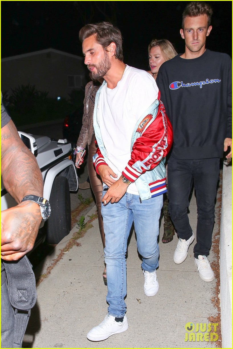 bella thorne scott disick hold hands on night at the club 123918495