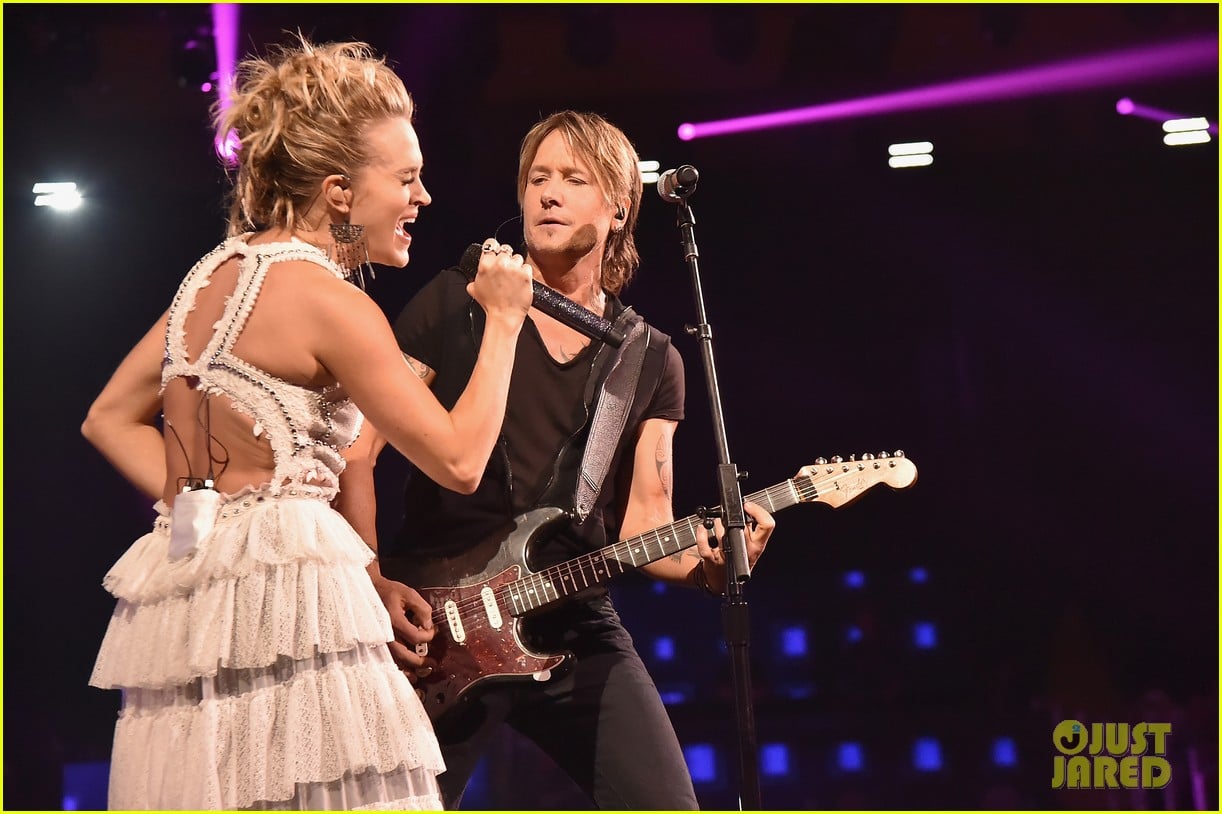 carrie underwood and keith urban perform the fighter with a new twist at cmt awards 2017 013910918