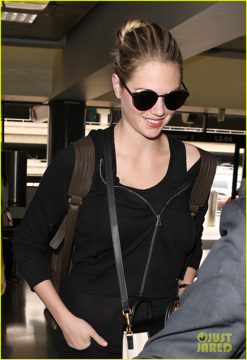 kate upton jets out of lax airport01