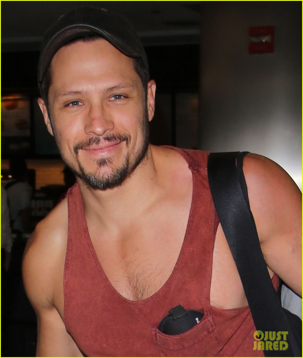 revenge nick wechsler looks so hot at the airport 06