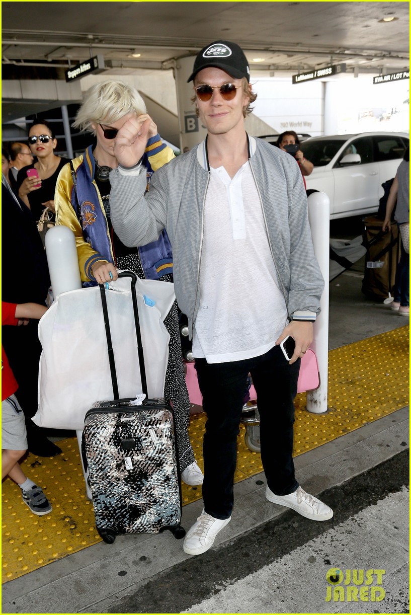 Game of Thrones Star Alfie Allen Jets Into LAX with Girlfriend Allie