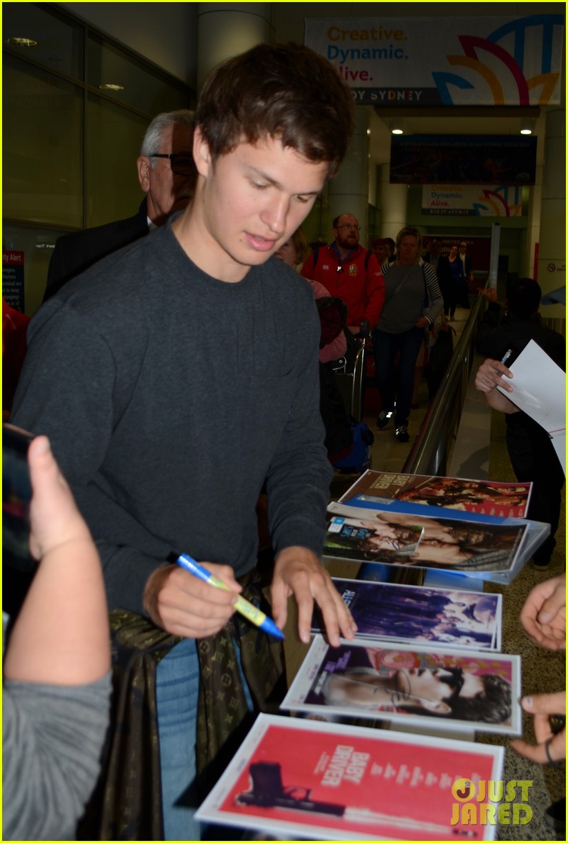 ansel elgort gets greeted by fans at australia airport 023926388