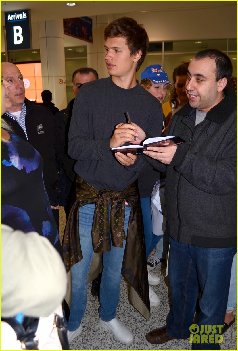 ansel elgort gets greeted by fans at australia airport 053926391