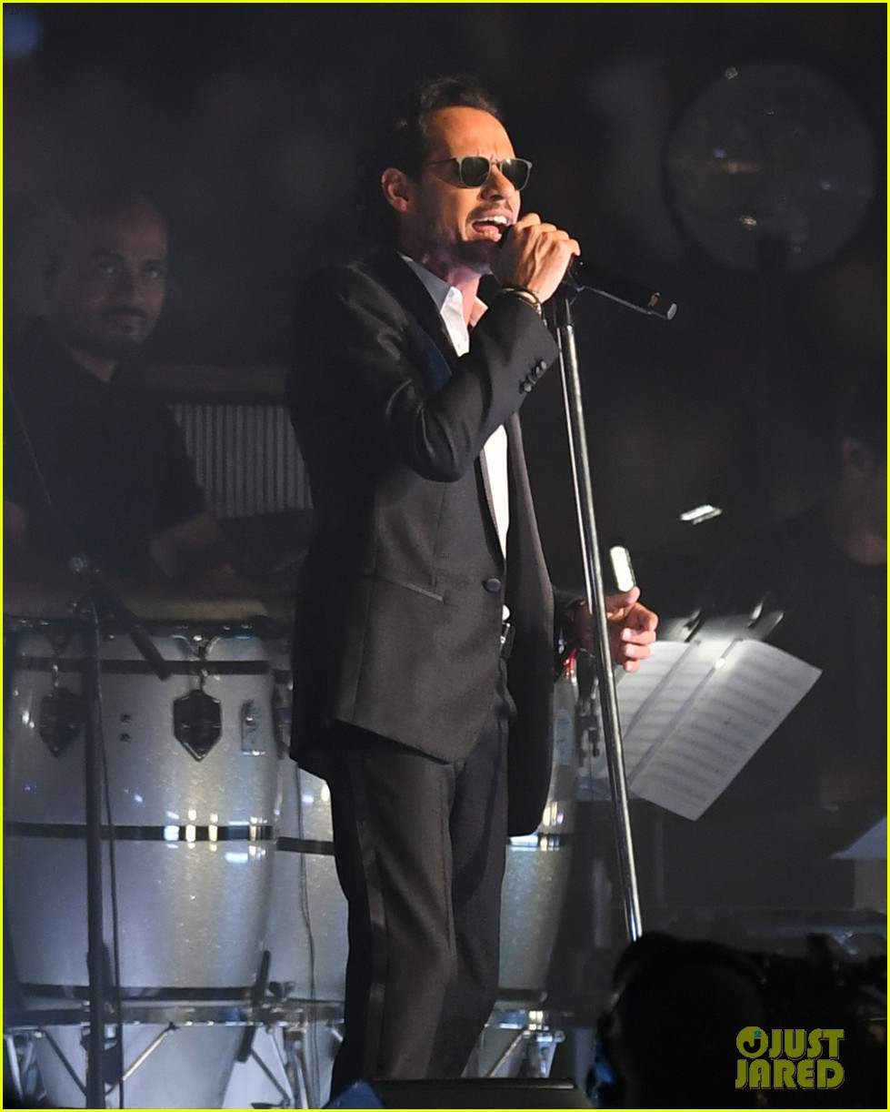 marc anthony returns to the stage after mothers death 033935745