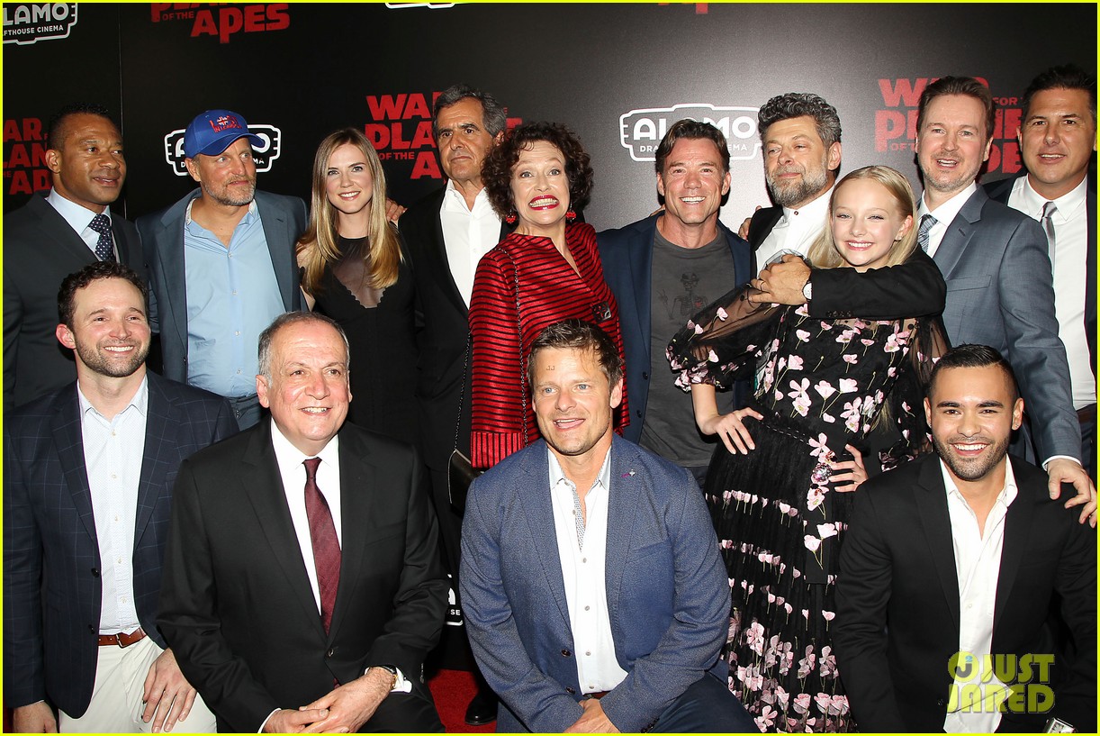 andy serkies and amiah miller team up for war for planet of the apes premiere 03