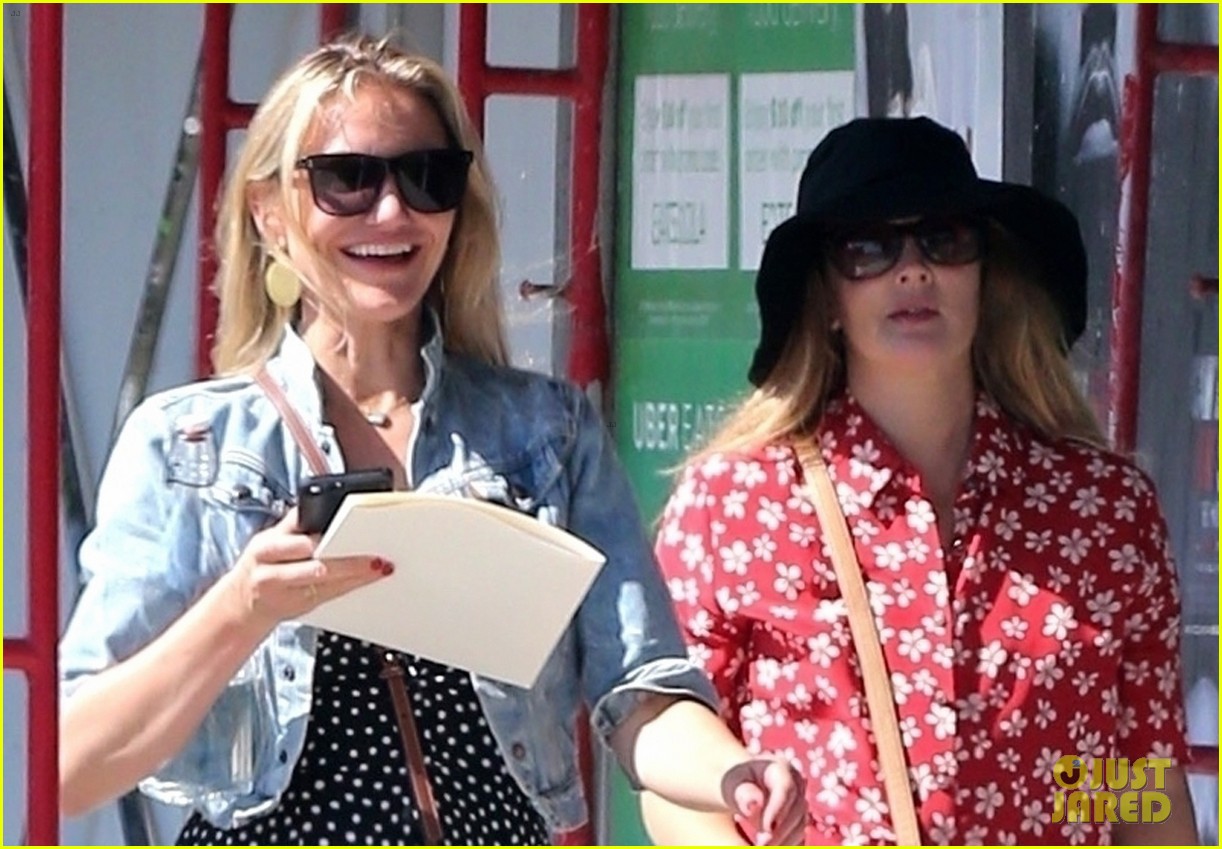 drew barrymore helps cameron diaz shop for new furniture 053928726
