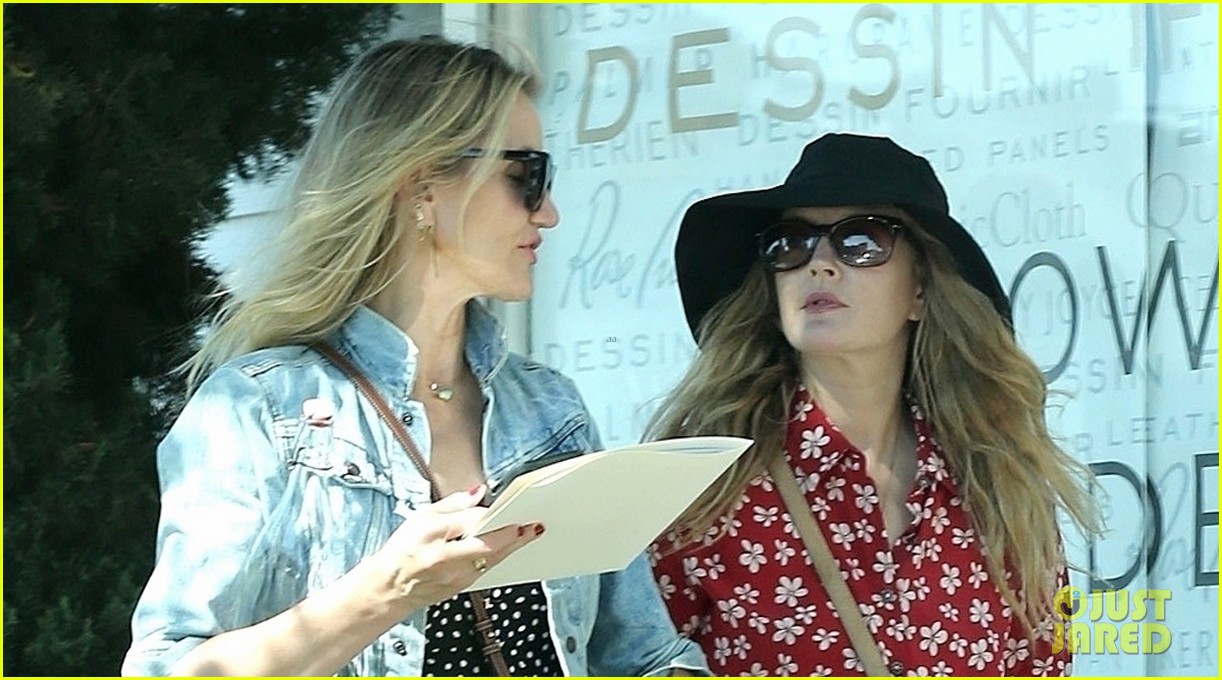 drew barrymore helps cameron diaz shop for new furniture 123928733