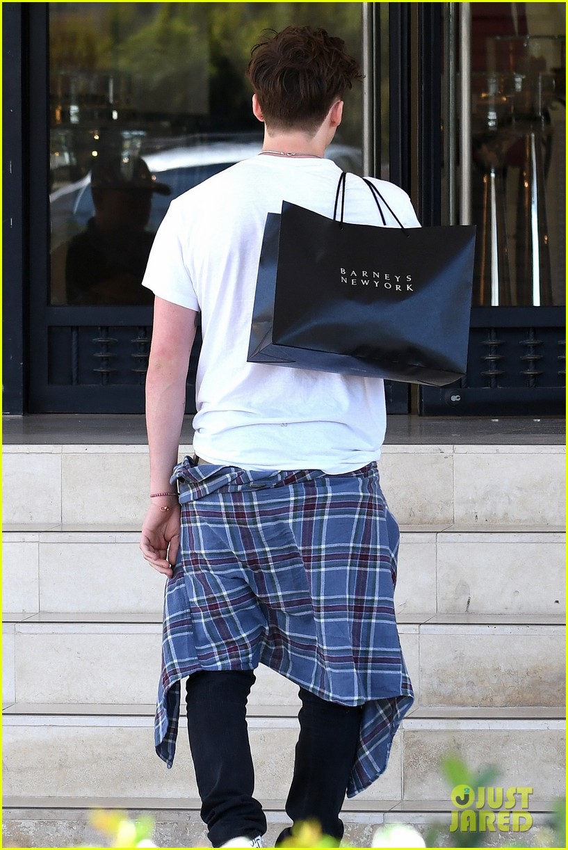 brooklyn beckham shops with madison beer after introducing her to his mom 293931640