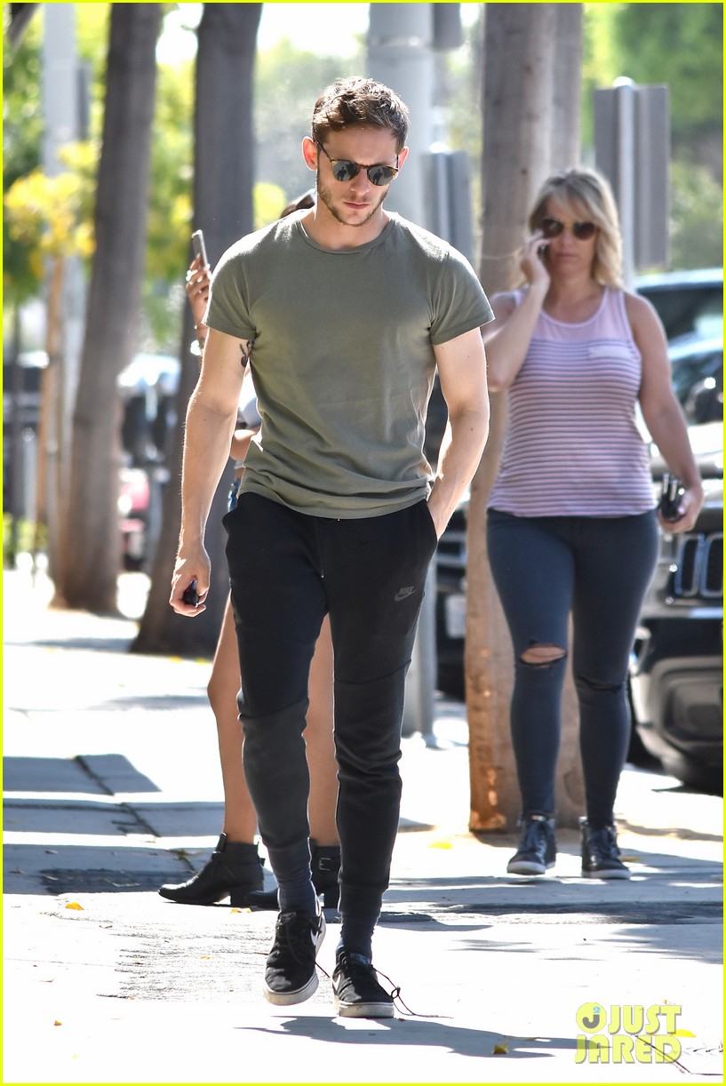 jamie bell flaunts toned arms on his way to lunch 013928848