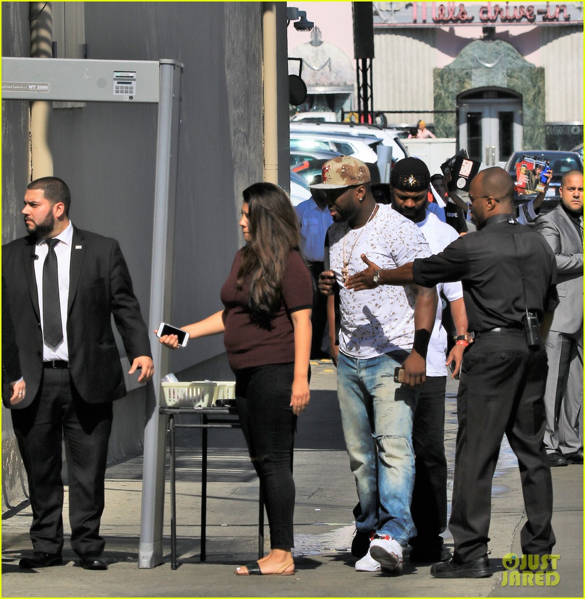 50 cent hides behind strangers as they critique him in hilarious jimmy kimmel live sketch 08