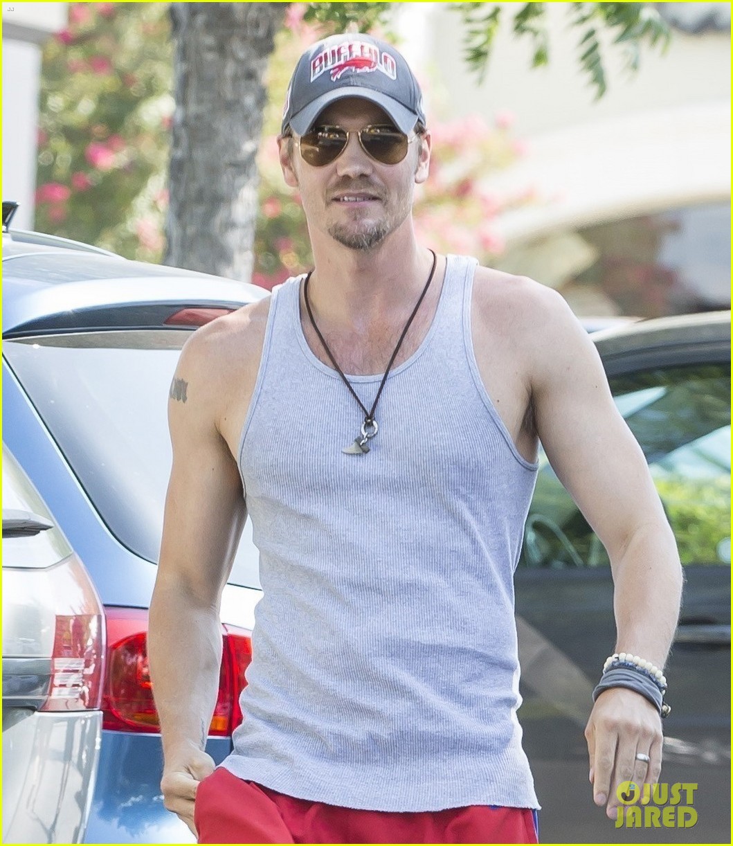 chad michael murray bares his muscles in a tank top 043922970