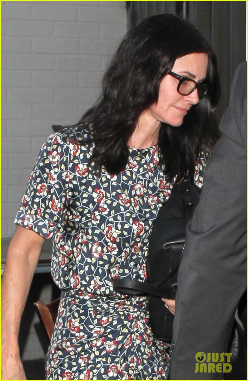courteney cox enjoys dinner with friends in weho 043924623