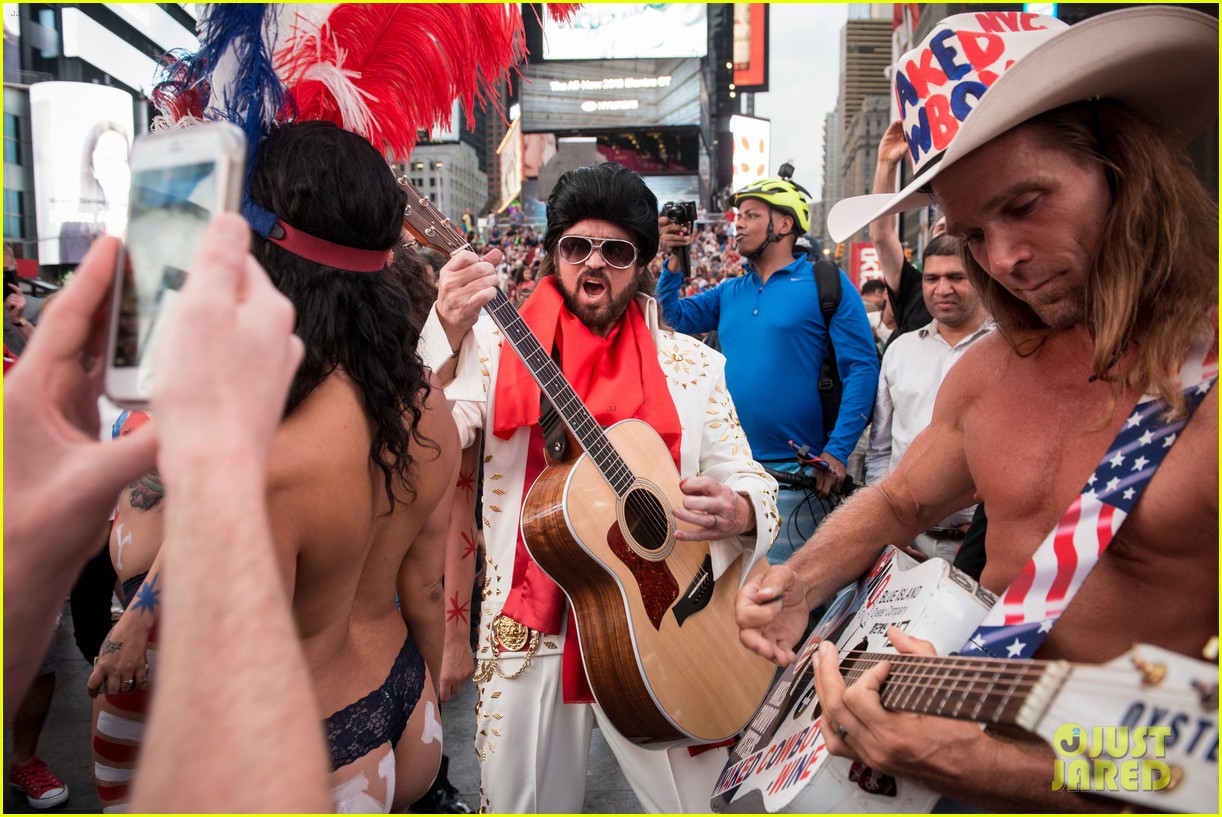 billy ray cyrus performs as still the kings burnin vernon brown in times square 03