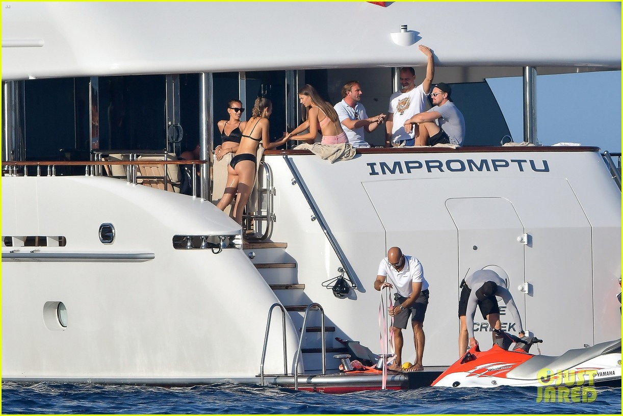 leonardo dicaprio tobey maguire relax on a yacht in st tropez 24