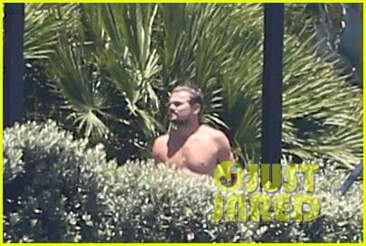 leonardo dicaprio hangs out shirtless with orlando bloom tobey maguire and more 023924046