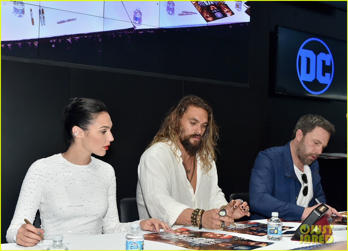 Gal Gadot, Ben Affleck, & 'Justice League' Cast Meet Fans at ComicCon