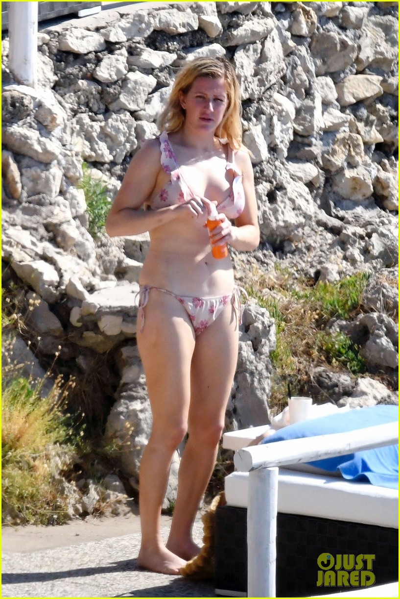ellie goulding shows off her bikini body on italian getaway with bf 053923943