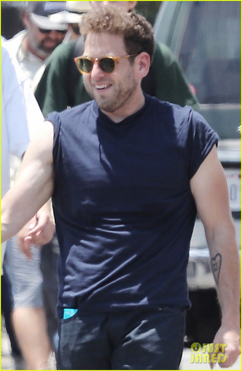 jonah hill shows off his buff biceps on set of his new movie 023926533