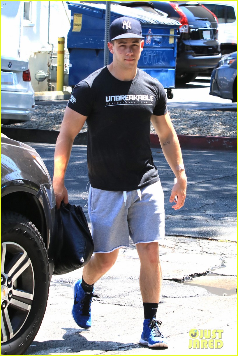 nick jonas shows off his buff arm muscles after a workout 043924505