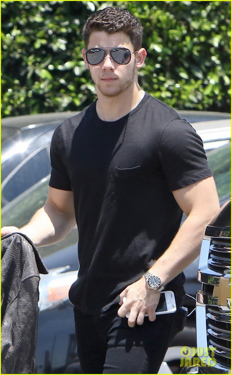 nick jonas shows off his buff biceps in a tight t shirt 053934167
