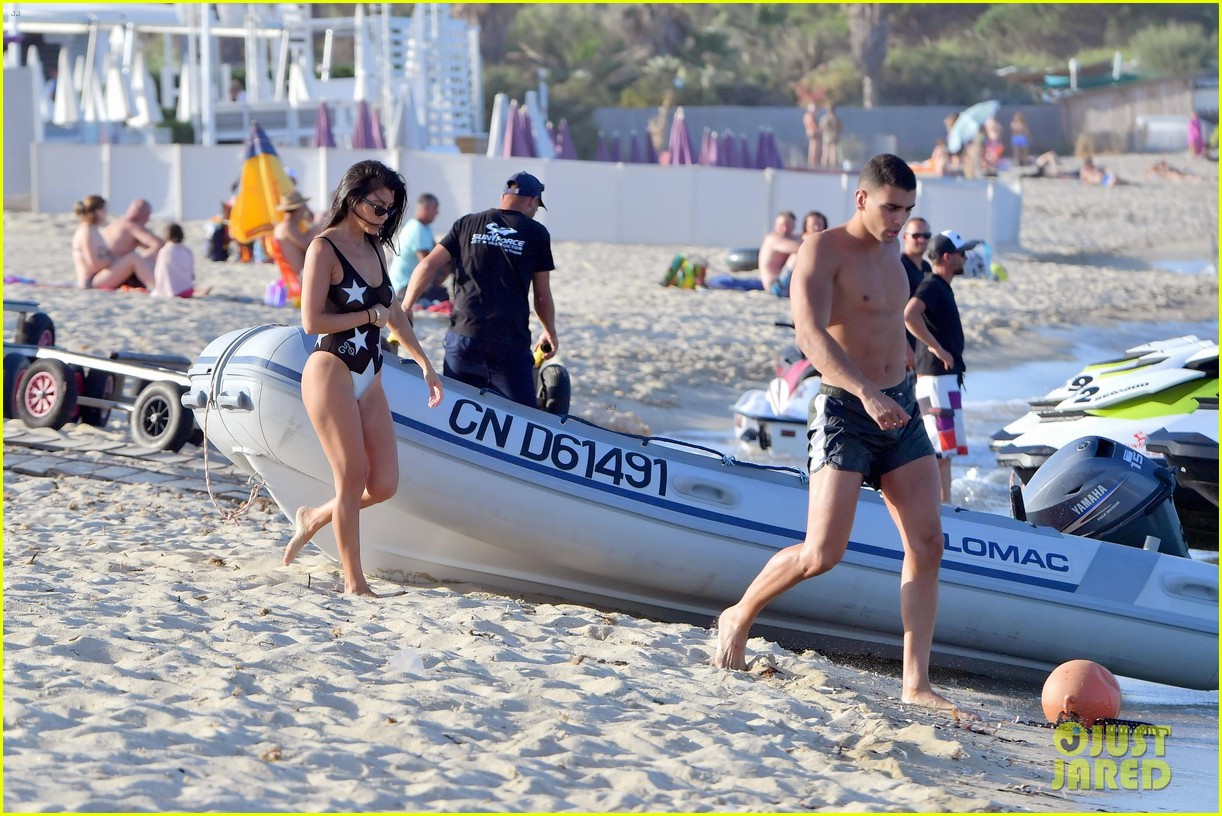 kourtney kardashian boyfriend younes bendjima flaunt pda in water 273924385