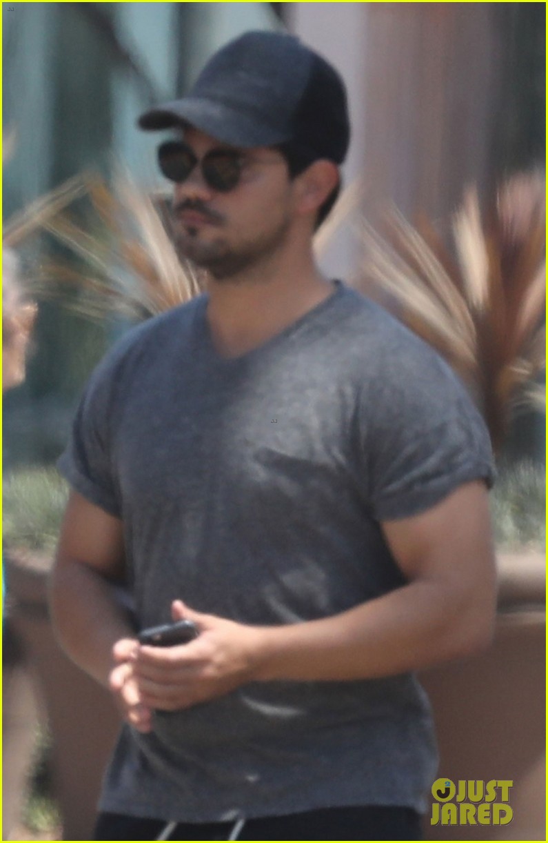 taylor lautner shows off buff body in tight shirt 02