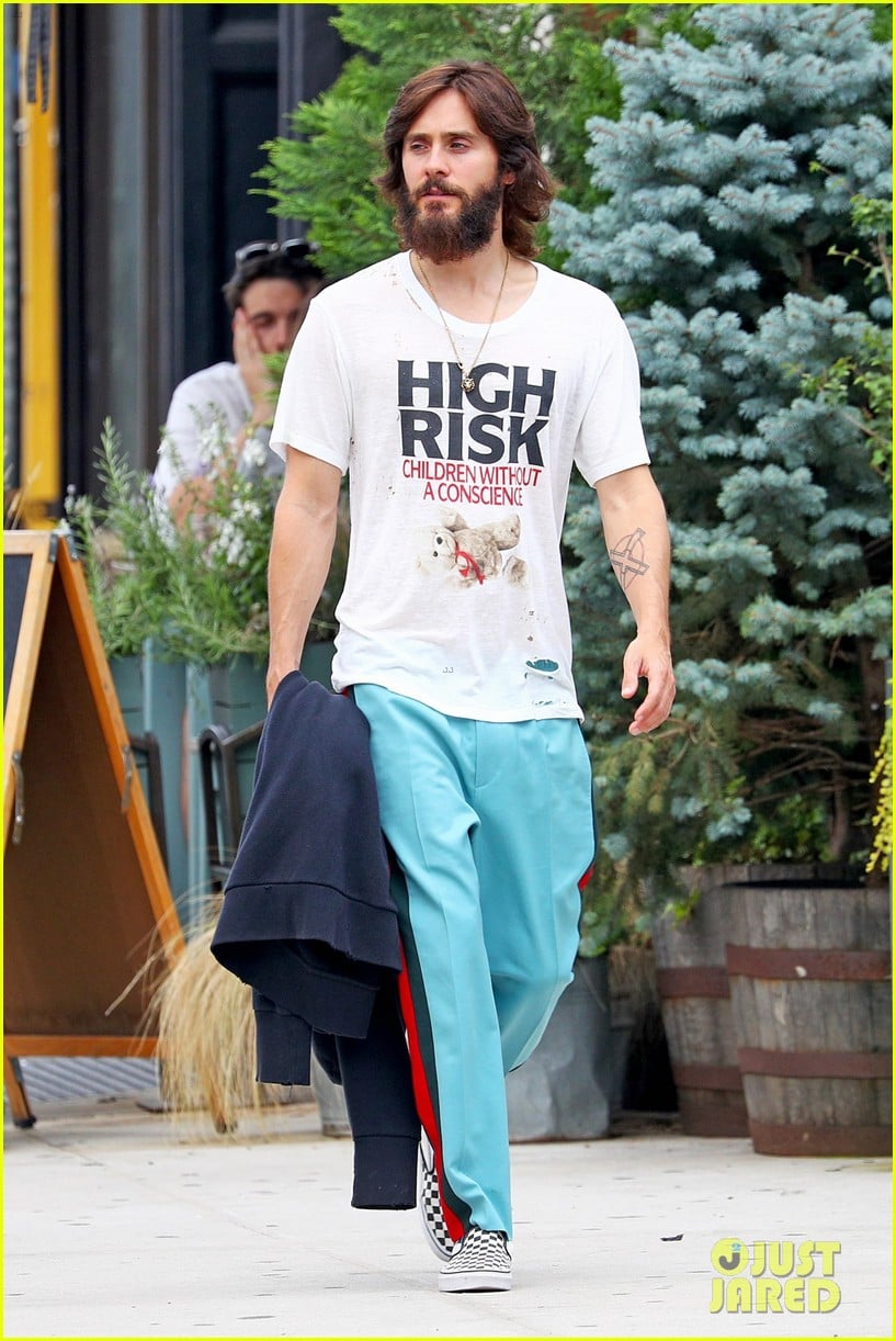 jared leto shows off his full beard in nyc 01