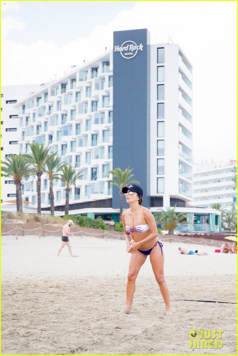 eva longoria flaunts pda with her husband during beach volleyball game 333931501