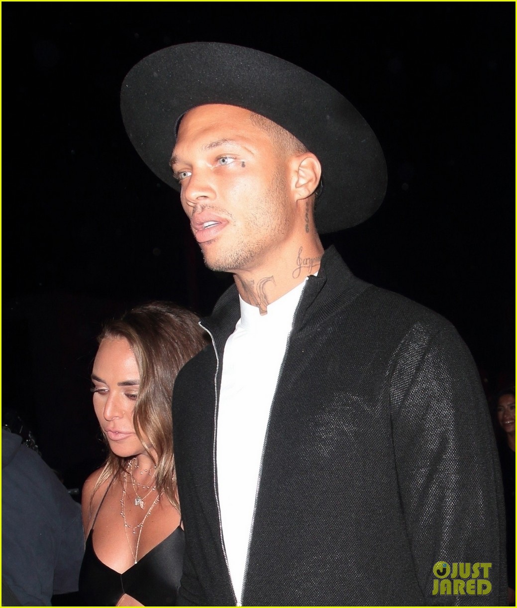 'Hot Felon' Jeremy Meeks & Girlfriend Chloe Green Hold Hands on Date