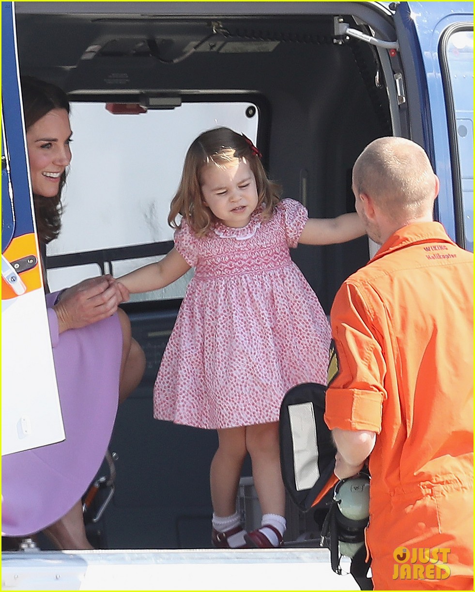 kate middleton prince william view helicopters george charlotte 013931283