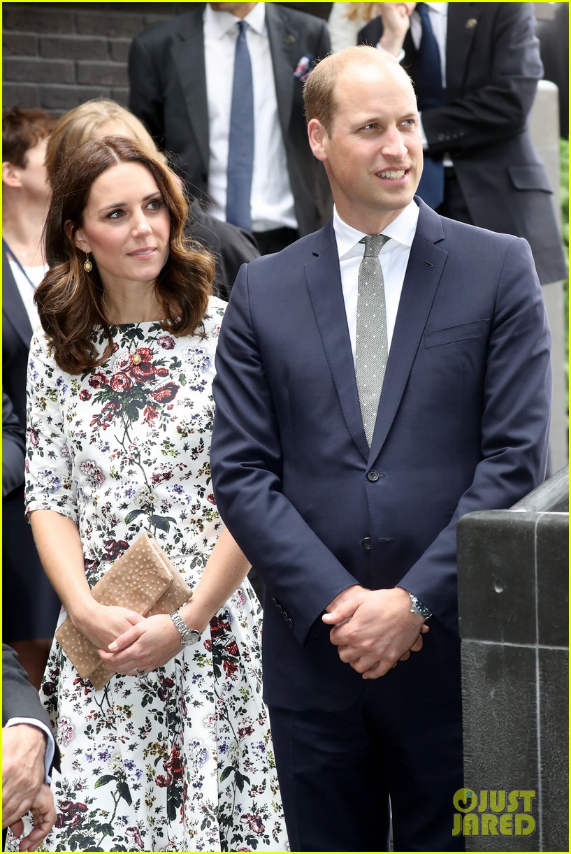 kate middleton prince william check out shakespeare theatre during poland visit 123929834