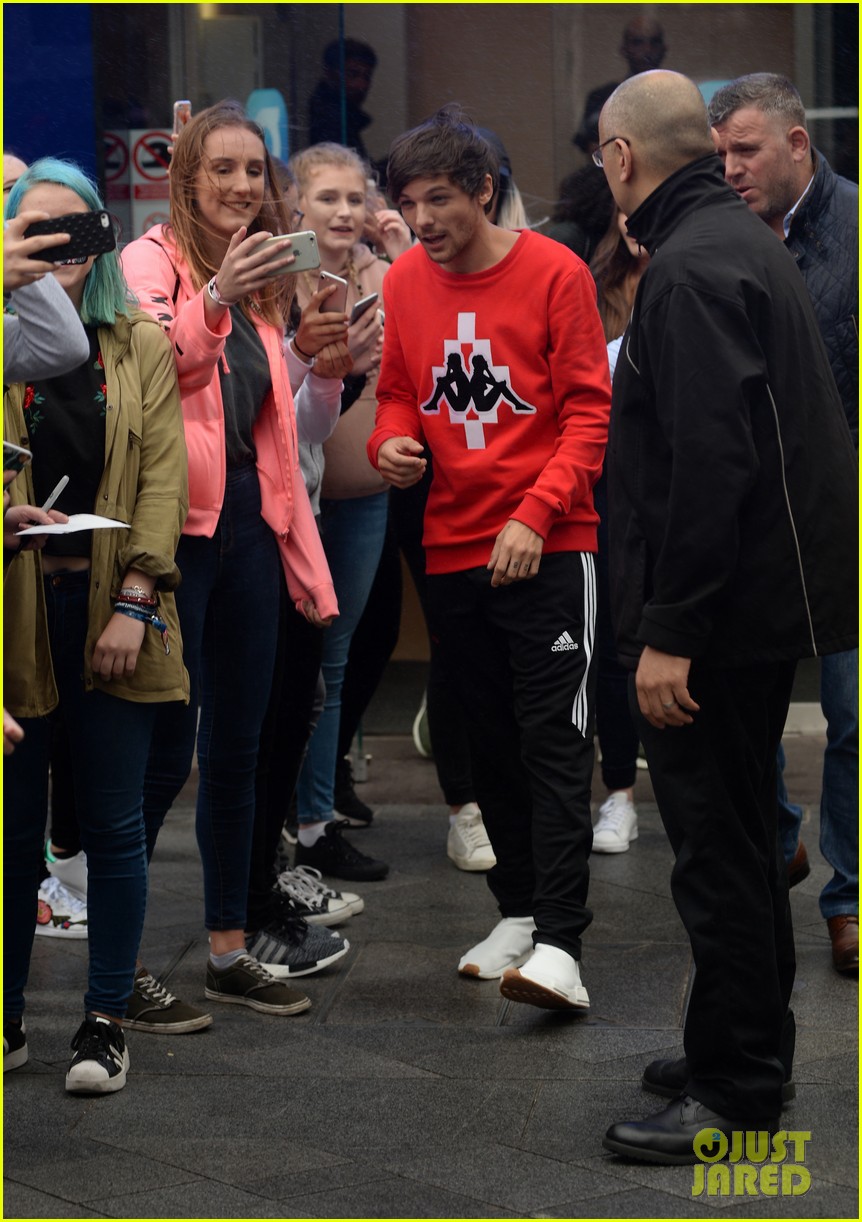 louis tomlinson held one direction together 033930568